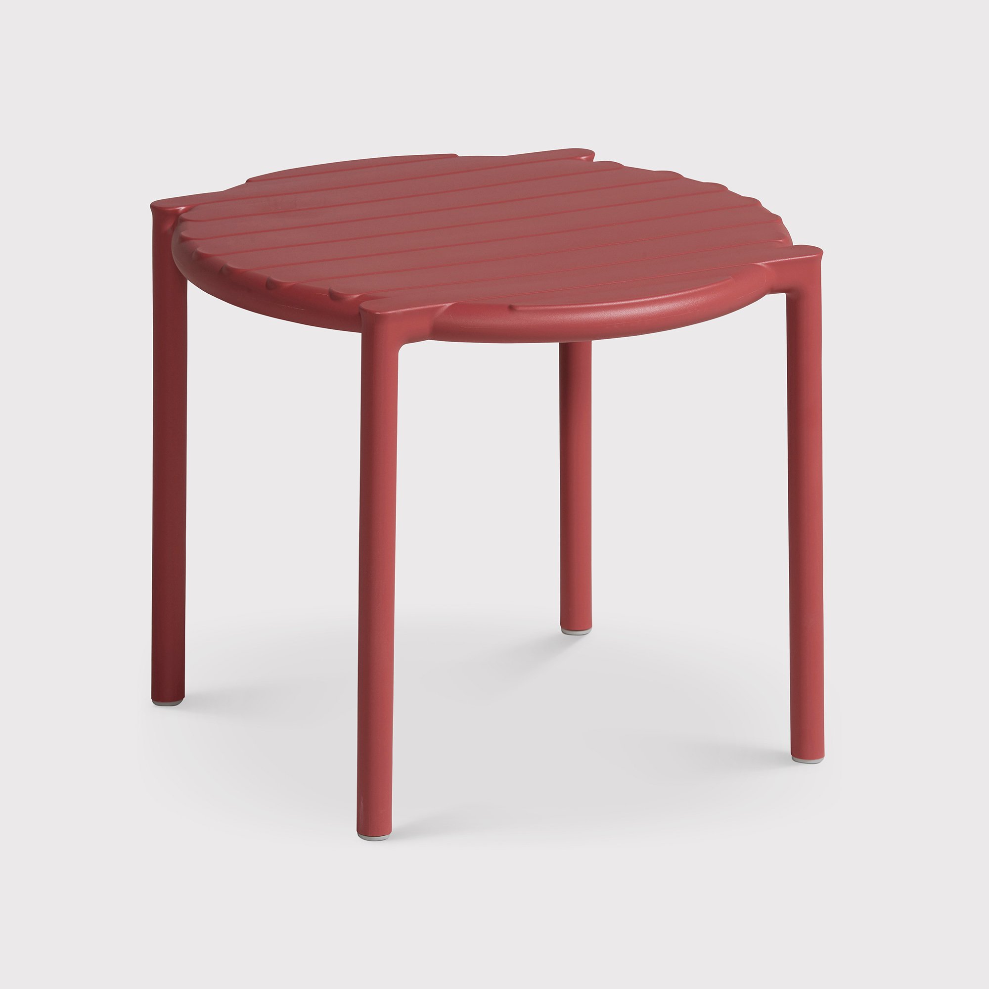 Photo of Lima table with 2 cassis chairs in round in red