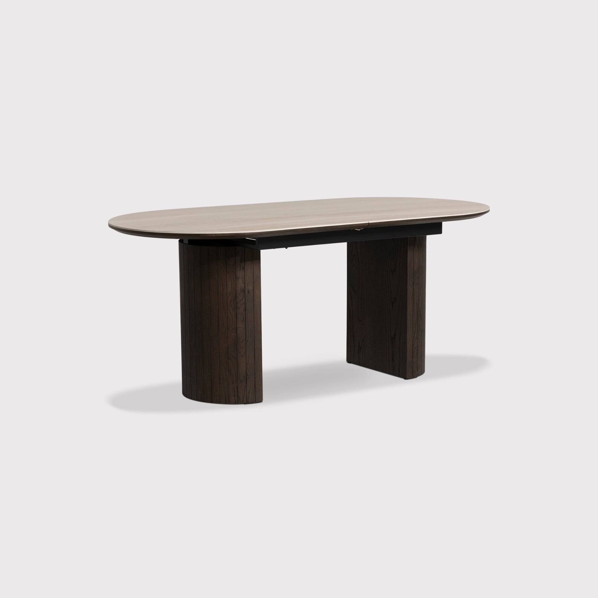 Kita extending dining table in round in wood