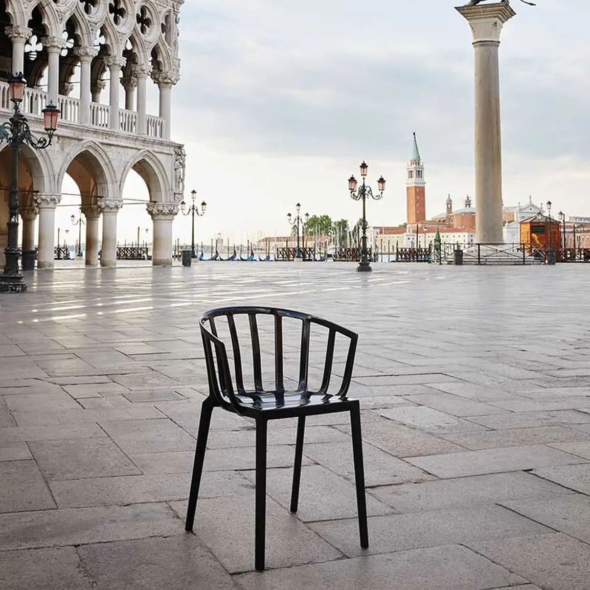 Kartell アームチェア VENICE kartell-venice-black-pdp.jpg