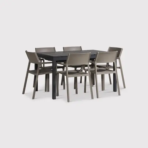 Dining table sales plastic chairs
