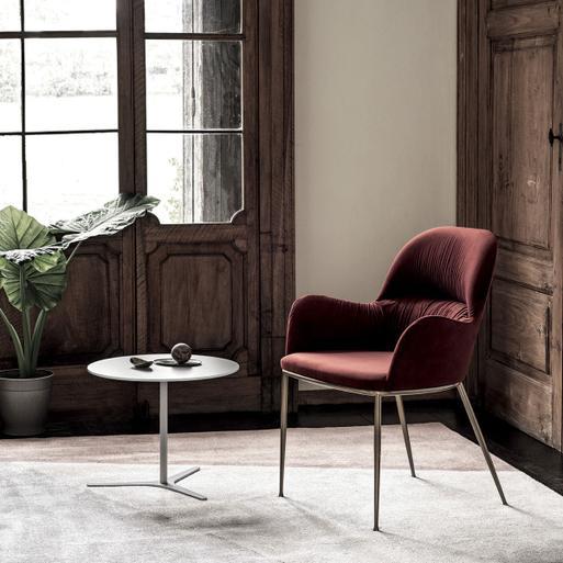 Queen top size chair